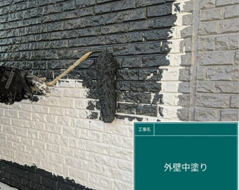 千葉県千葉市の外壁塗装工事で外壁の中塗りをしている写真
