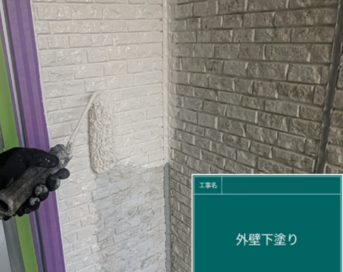 千葉県千葉市の外壁塗装工事で外壁の下塗りをしている写真