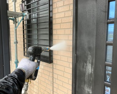 千葉市花見川区の外壁塗装工事の高圧洗浄の写真