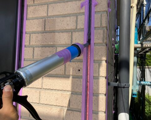 千葉市花見川区の外壁塗装工事のコーキングの写真