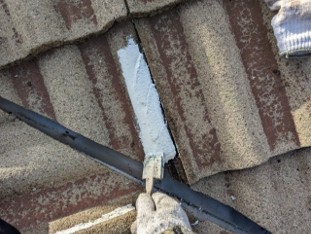 千葉市中央区の外壁塗装の屋根ひび割れ補修の写真