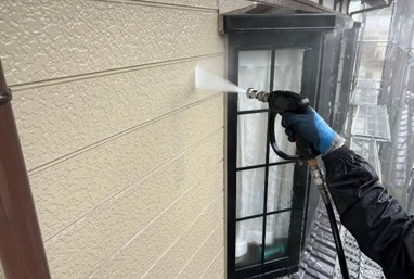 千葉県千葉市中央区の外壁塗装工事の高圧洗浄を行っている写真
