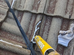 千葉市中央区の外壁塗装の屋根ひび割れ補修の写真