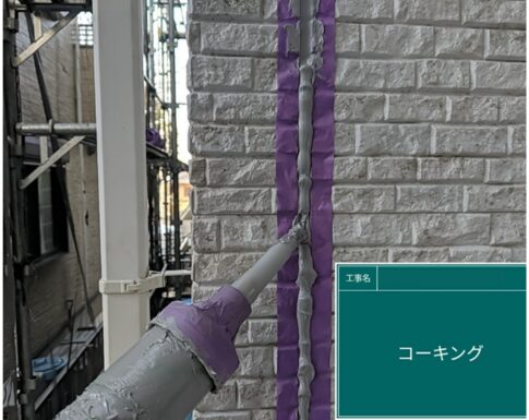 千葉県千葉市の外壁塗装コーキング作業をしている写真