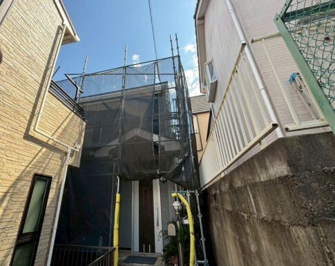 千葉県千葉市中央区の外壁塗装工事の高圧洗浄を行っている写真