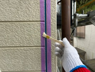 千葉市中央区の外壁塗装コーキング作業をしている写真
